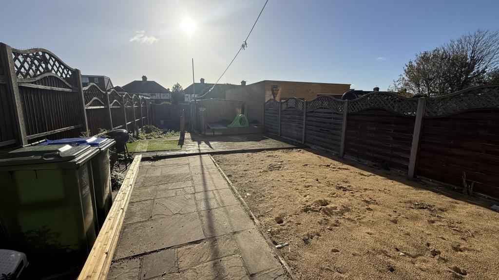 Lot: 32 - HOUSE FOR IMPROVEMENT IN POPULAR RESIDENTIAL AREA - External image of garden from house looking back to garage